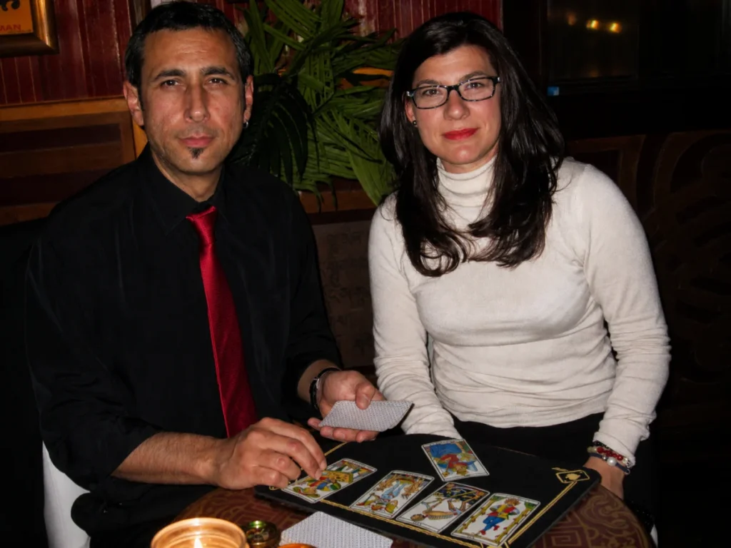 Ángela y Oliverio en una lectura de tarot para eventos privados y espacios íntimos
