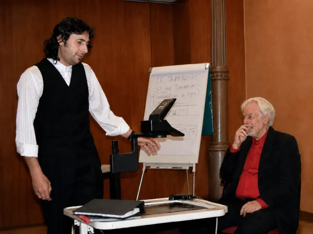 Oliverio Satisfecho en una etapa de formación en tarot en 2004 como parte de su trayectoria