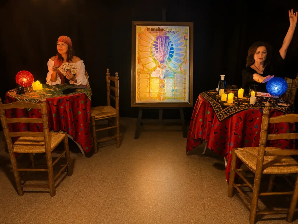 Montaje de tarot para eventos con dos tarotistas y mesas de lectura ambientadas