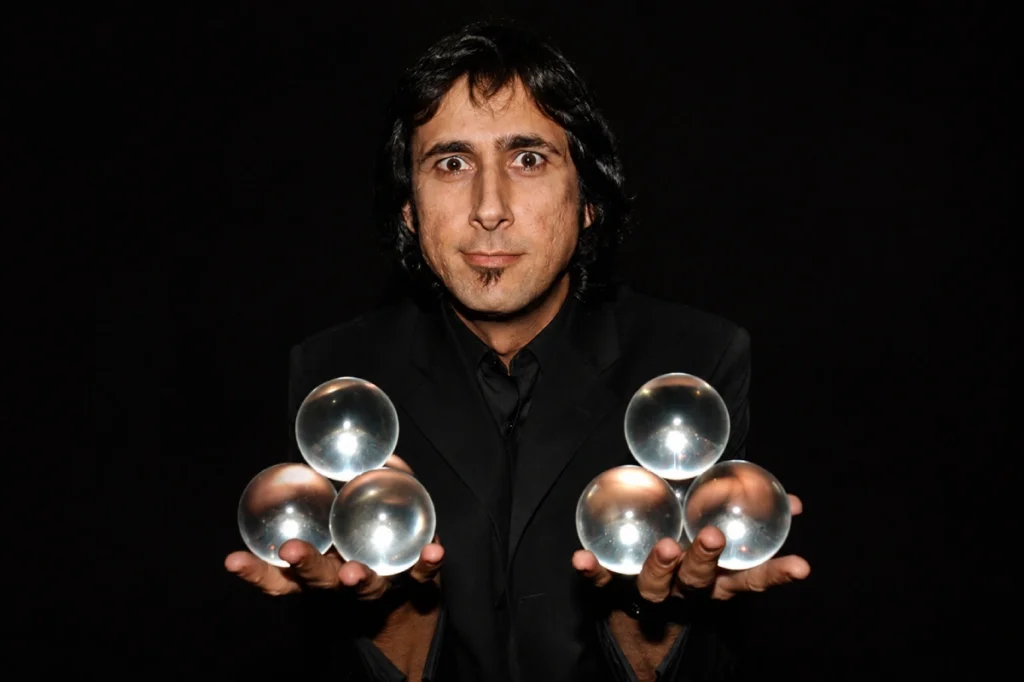 Oliverio Satisfecho con esferas de cristal como parte de su trayectoria artística y visual