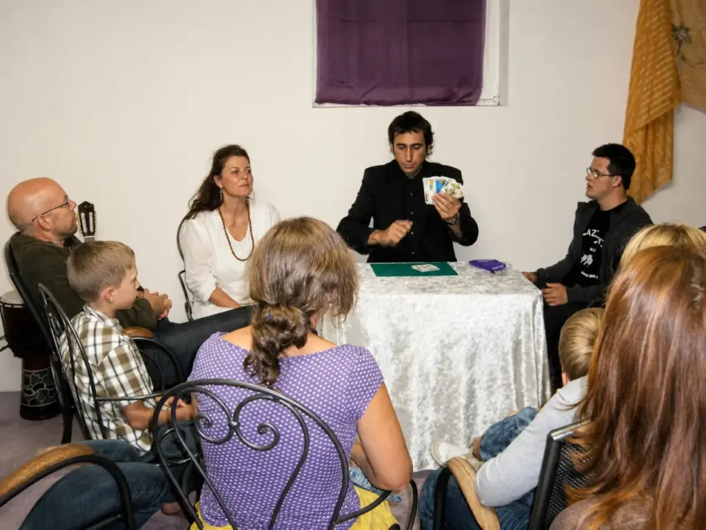 Oliverio Satisfecho realizando una sesión grupal de tarot en 2008 como parte de su trayectoria profesional