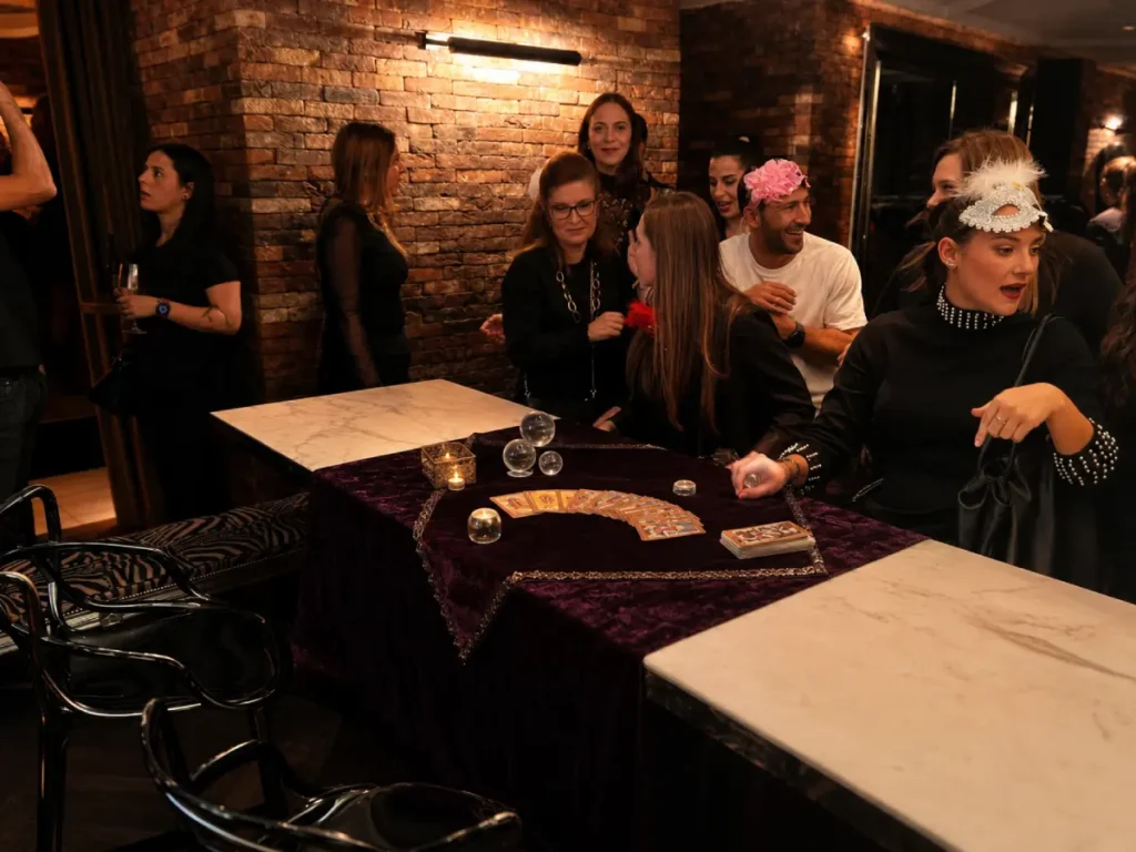Mesa de tarot en evento social con invitados en Madrid