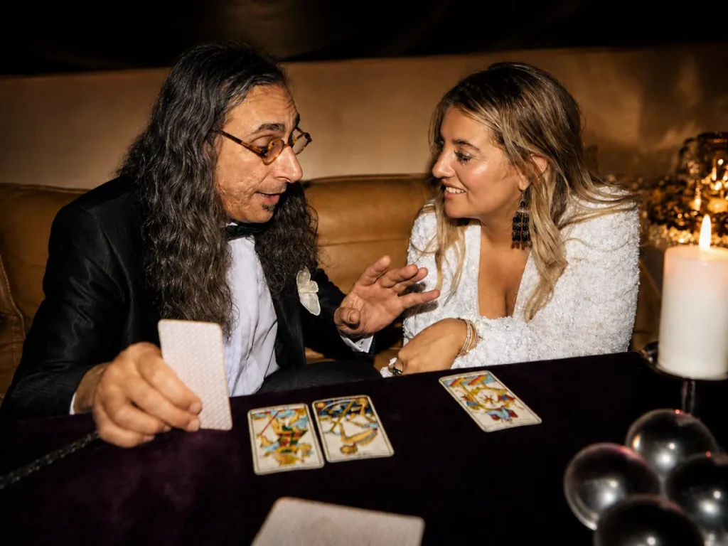 Lectura de tarot para eventos con una invitada en un ambiente cercano y elegante