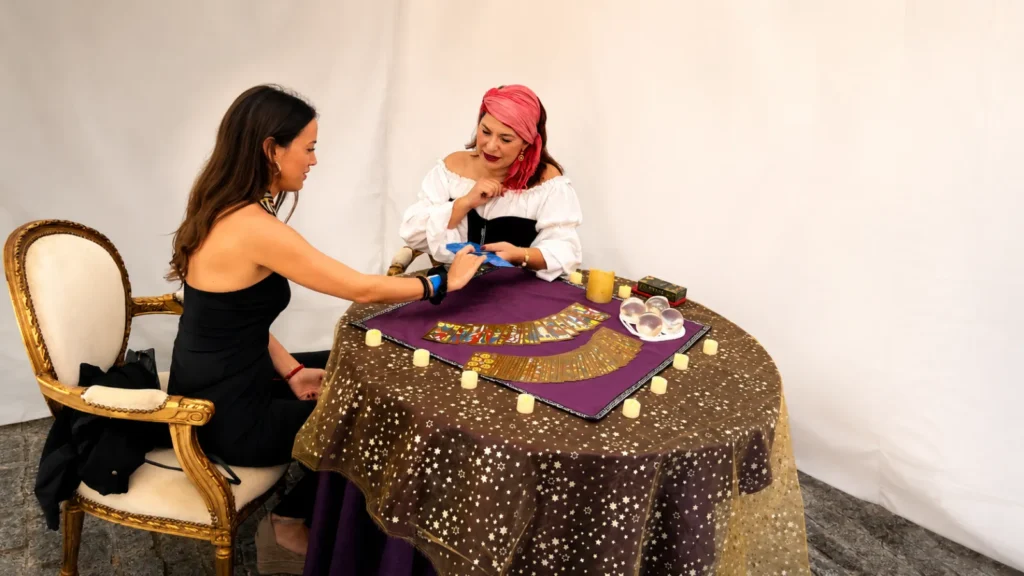 Tarot para eventos en Madrid con mesa decorada y lectura de cartas a invitada