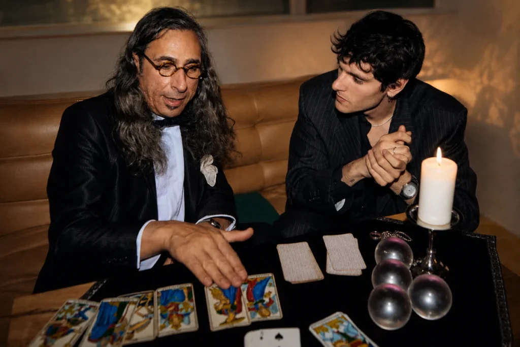 Lectura de tarot para eventos privados con un invitado en un ambiente elegante y cercano