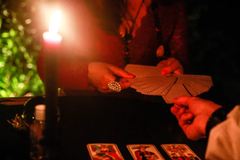 Lectura de tarot para fiestas y eventos en Madrid con cartas y ambiente íntimo