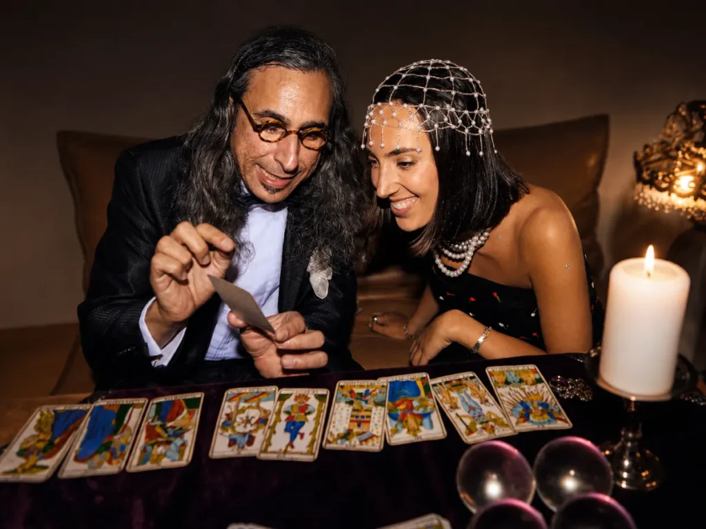 Lectura personalizada de tarot para eventos privados en un ambiente cálido y elegante
