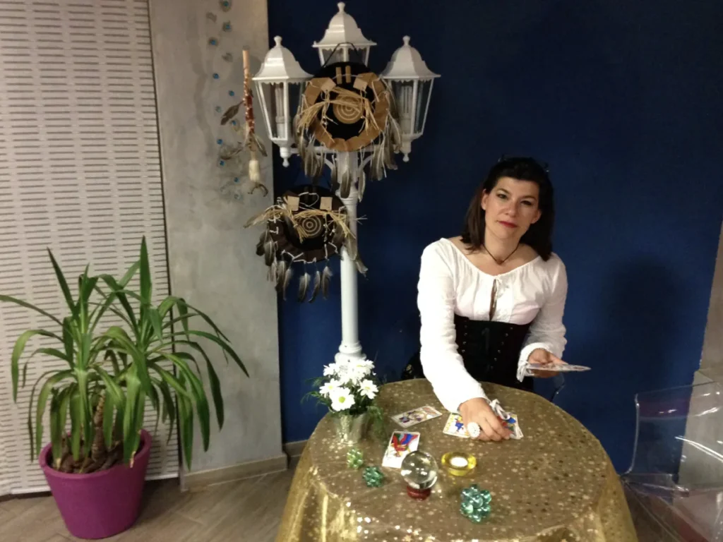 Ángela realizando una lectura de tarot en una imagen de archivo