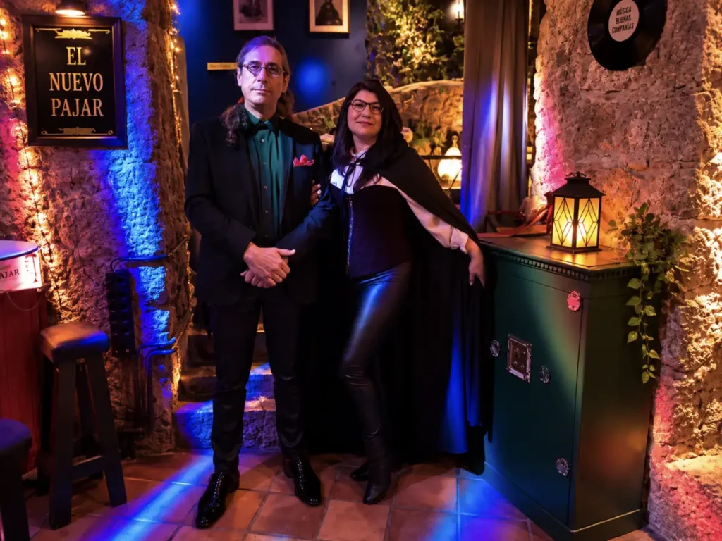 Oliverio y Ángela durante El Cabaret del Destino en un pub