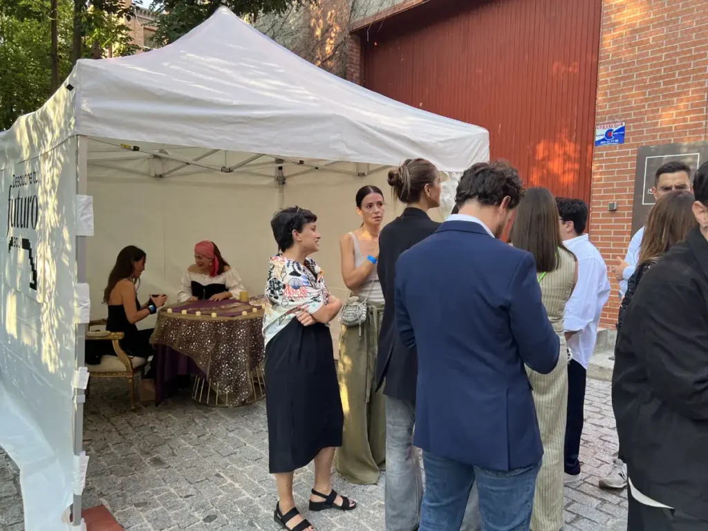 Invitados esperando su turno para una lectura de tarot en un evento corporativo
