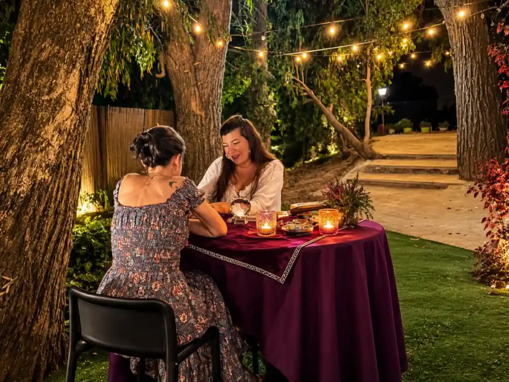 Lectura de tarot en una fiesta privada al aire libre